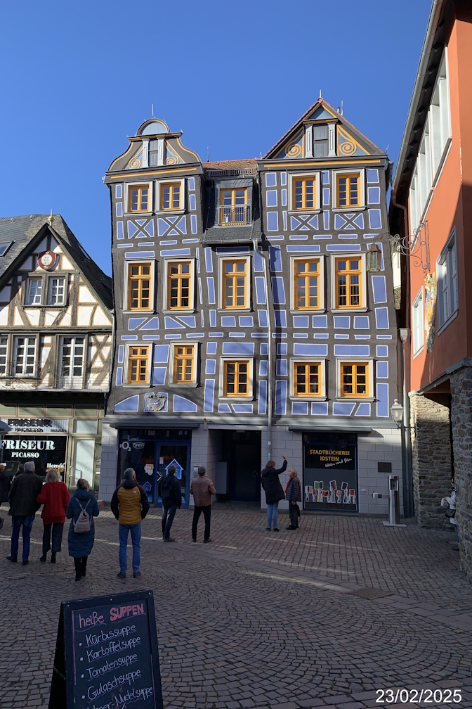 Schiefes Haus